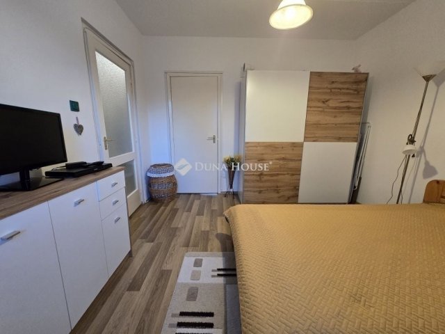 Eladó panellakás, Pécsett 45.99 M Ft, 2 szobás