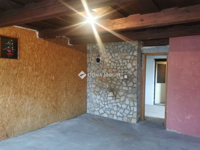 Eladó családi ház, Lábatlanon 23 M Ft, 3 szobás