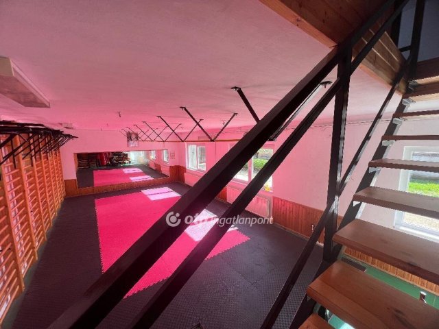 Eladó családi ház, Pápán 129 M Ft, 10 szobás