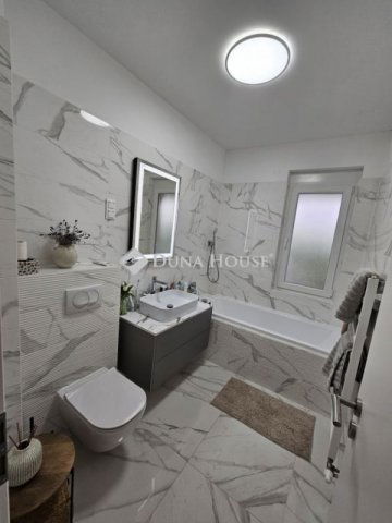 Eladó téglalakás, Pécsett 100 M Ft, 4 szobás