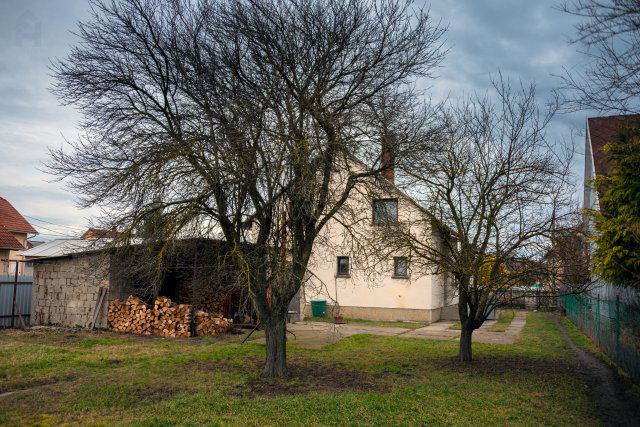 Eladó családi ház, Komáromban 62 M Ft, 4 szobás