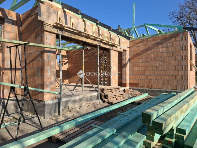 Eladó ikerház, Sülysápon 94 M Ft, 4 szobás