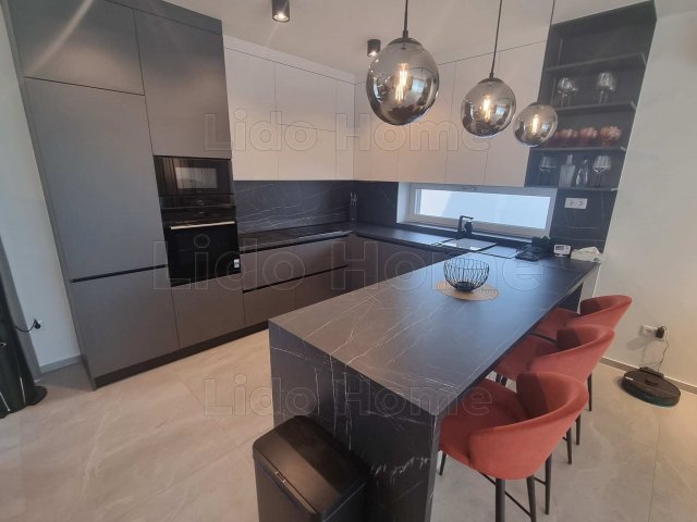 Eladó családi ház, Siófokon 287.8 M Ft, 5 szobás