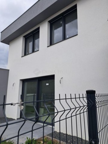 Eladó családi ház, Ajkán 79 M Ft, 4 szobás