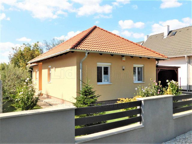 Eladó családi ház, Vonyarcvashegyen 125 M Ft, 3 szobás