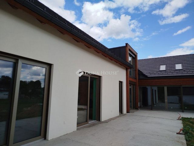 Eladó családi ház, Sukorón 269 M Ft, 7 szobás