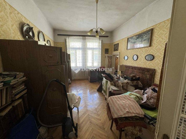 Eladó téglalakás, Pécsett, Mária utcában 75 M Ft, 3 szobás
