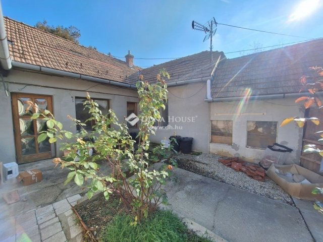 Eladó családi ház, Pécsett 170 M Ft, 7 szobás