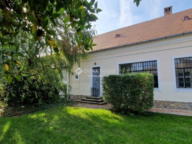 Eladó családi ház, Porván 135 M Ft, 10 szobás