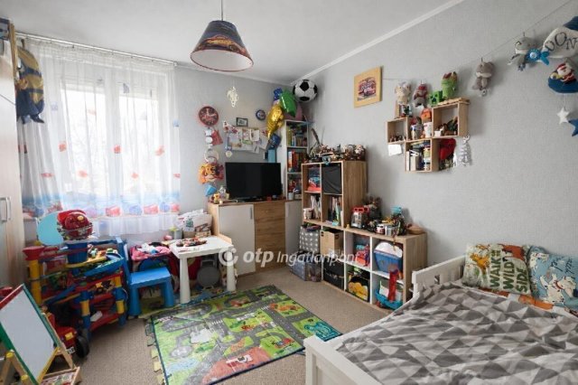 Eladó téglalakás, Egerben 37 M Ft, 2 szobás