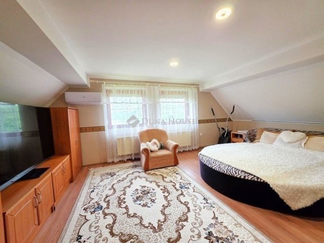 Eladó családi ház, Pécsett 89.9 M Ft, 7 szobás