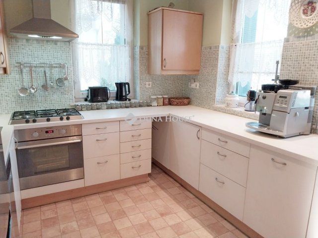 Eladó családi ház, Bőn 94.5 M Ft, 6 szobás