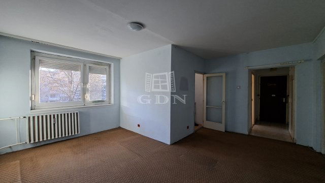 Eladó panellakás, Veszprémben 52.7 M Ft, 1+3 szobás