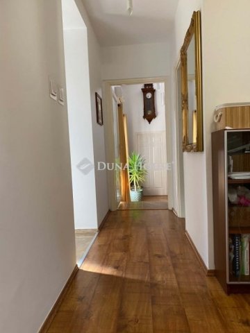 Eladó családi ház, Pécsett 129.9 M Ft, 9 szobás