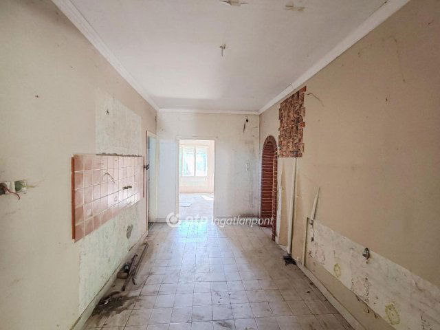 Eladó családi ház, Jászladányon 6.5 M Ft, 2 szobás