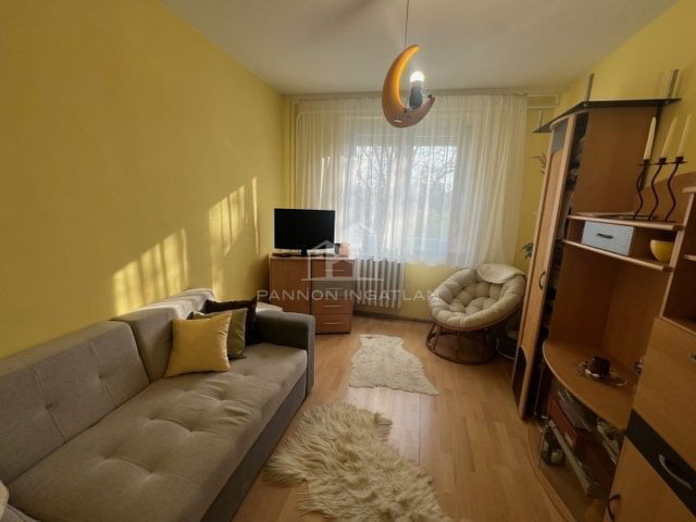 Eladó panellakás, Ajkán 39.9 M Ft, 2+1 szobás