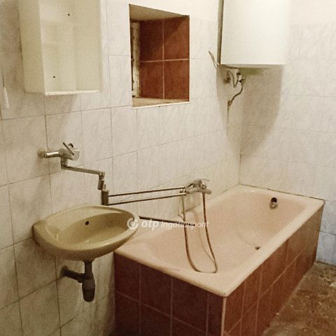 Eladó családi ház, Pécsett 44.9 M Ft, 3 szobás