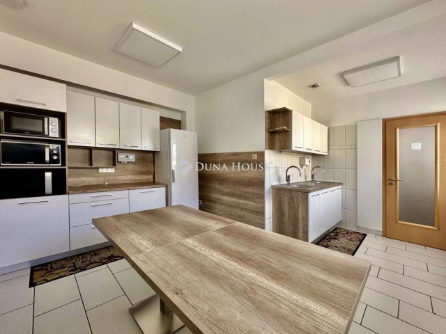 Eladó iroda, Pécsett 595 M Ft / költözzbe.hu