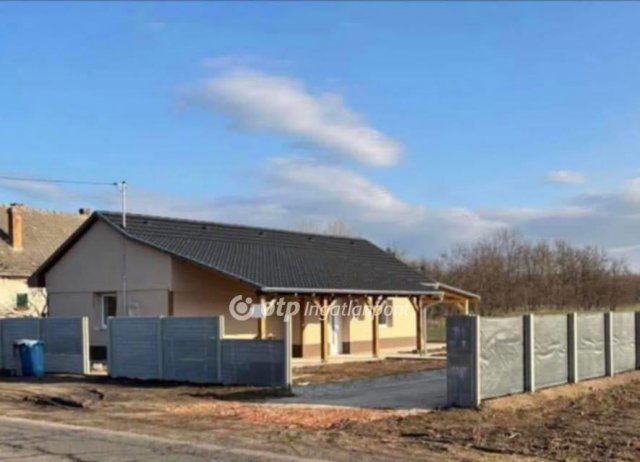 Eladó családi ház, Daruszentmiklóson 27.3 M Ft, 2 szobás