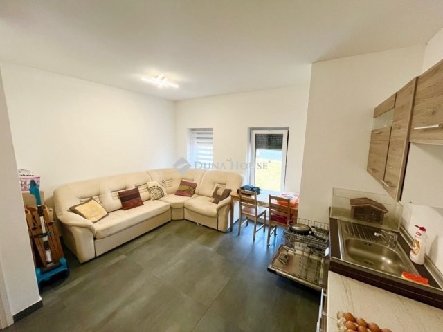 Eladó családi ház, Kőszárhegyen 132.99 M Ft, 5 szobás