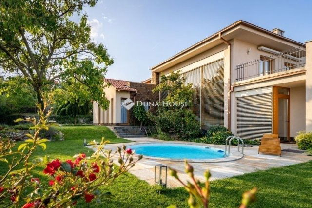 Eladó családi ház, Pécsett 460 M Ft, 8 szobás