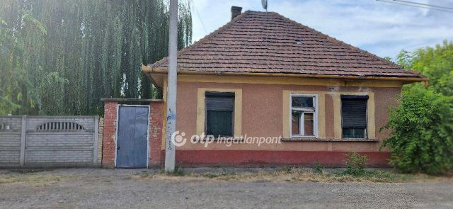 Eladó családi ház, Cegléden 26 M Ft, 2 szobás
