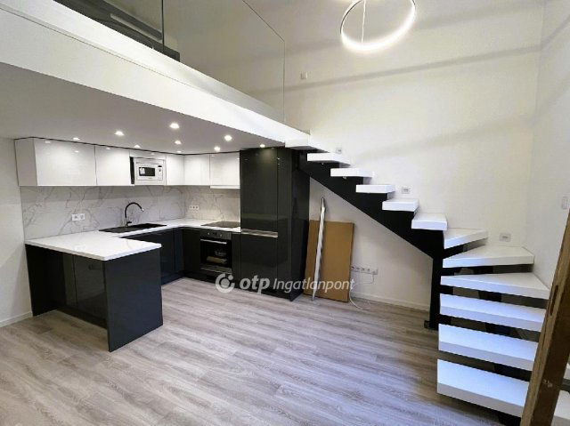 Eladó téglalakás, Budapesten, VI. kerületben 85.9 M Ft, 2 szobás