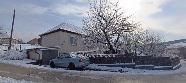 Eladó családi ház, Ajkán 74 M Ft, 4 szobás