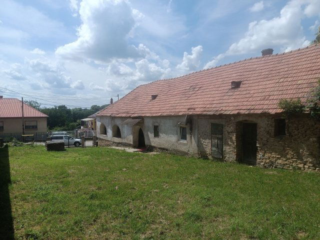Eladó családi ház, Ajkán 8.7 M Ft, 2 szobás