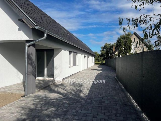 Eladó ikerház, Ráckevén 76 M Ft, 3+1 szobás