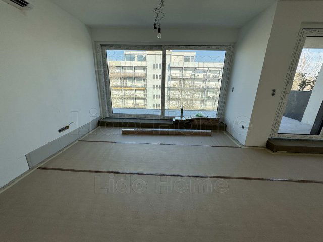 Eladó téglalakás, Siófokon 96.1 M Ft, 8 szobás