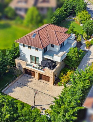 Eladó családi ház, Szentendrén 395.9 M Ft, 6+1 szobás