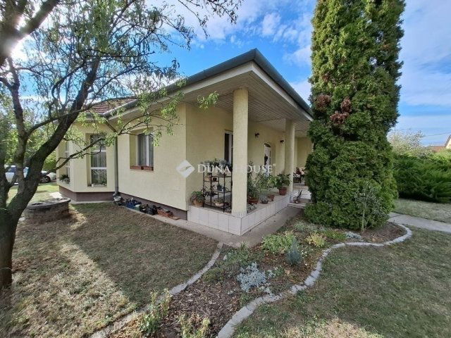 Eladó családi ház, Fóton 168.9 M Ft, 5 szobás