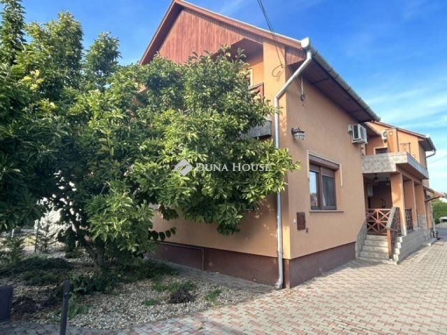 Eladó családi ház, Vecsésen 159 M Ft, 6 szobás
