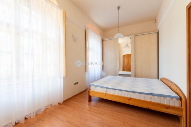 Eladó családi ház, Tatán 484 M Ft, 7 szobás