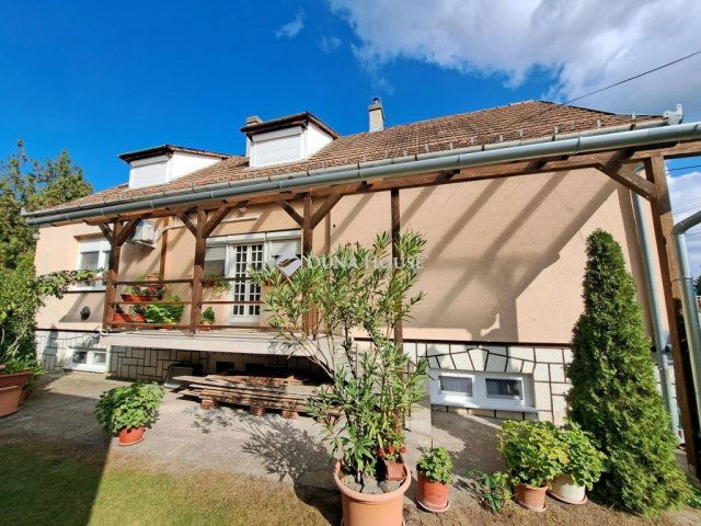 Eladó családi ház, Baján 68.9 M Ft, 3 szobás