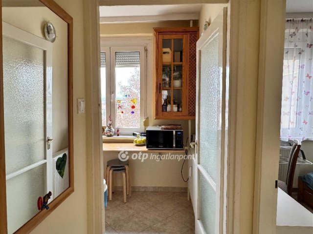 Eladó panellakás, Székesfehérvárott 59.99 M Ft, 3 szobás