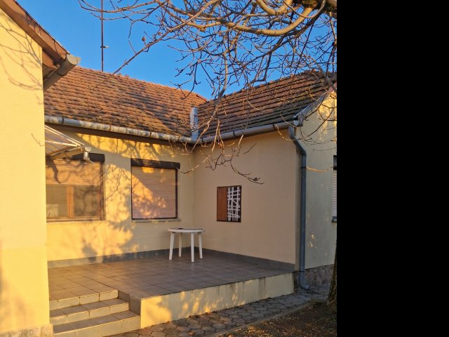 Eladó családi ház, Pécsett 79.9 M Ft, 4 szobás