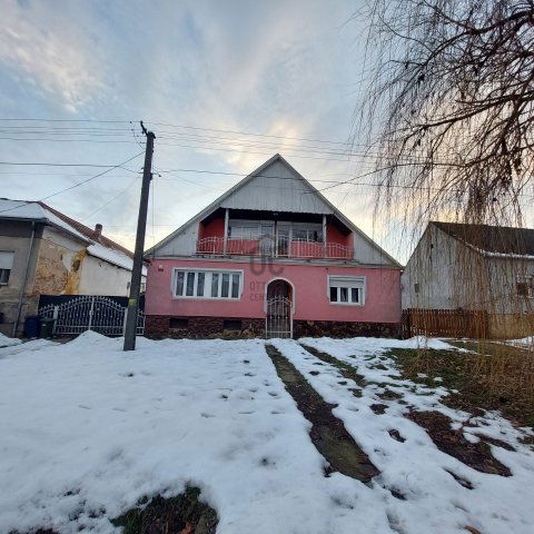 Eladó családi ház, Berkesden 48.9 M Ft, 8 szobás