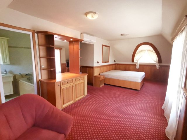 Eladó családi ház, Gyulán 260 M Ft, 9 szobás