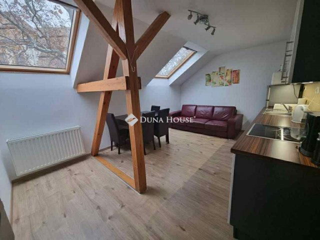 Kiadó téglalakás, albérlet, Pécsett, Szent István téren