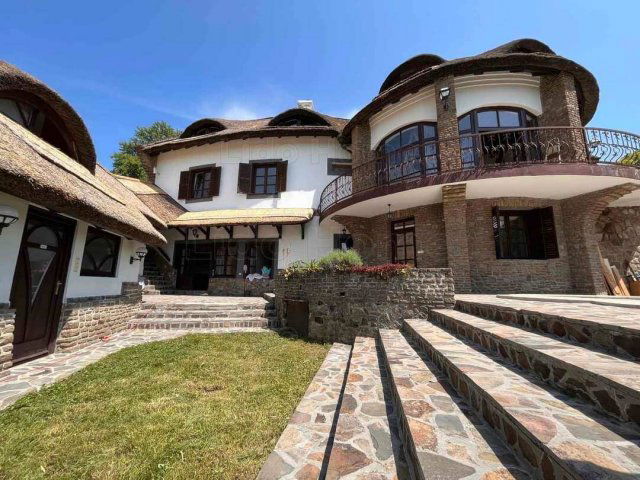 Eladó családi ház, Tihanyban 500 M Ft, 8 szobás