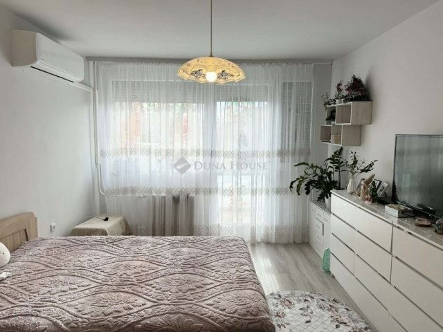 Eladó panellakás, Pécsett 48.9 M Ft, 3 szobás