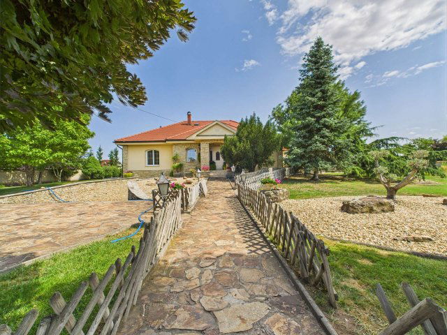 Eladó családi ház, Turán, Vásár utcában 218 M Ft