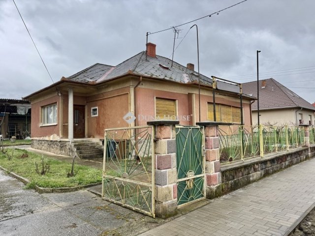 Eladó családi ház, Pécsett 69 M Ft, 5 szobás