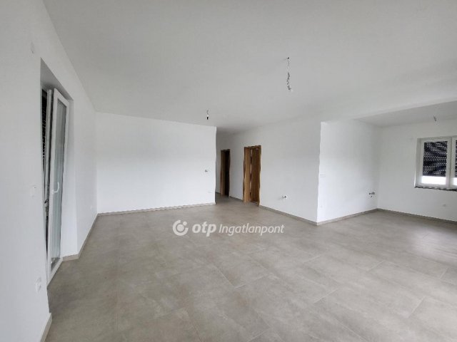 Eladó téglalakás, Siófokon 99.99 M Ft, 3 szobás