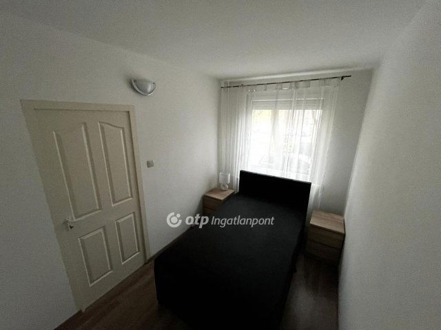 Eladó panellakás, Debrecenben 79.9 M Ft, 2+2 szobás