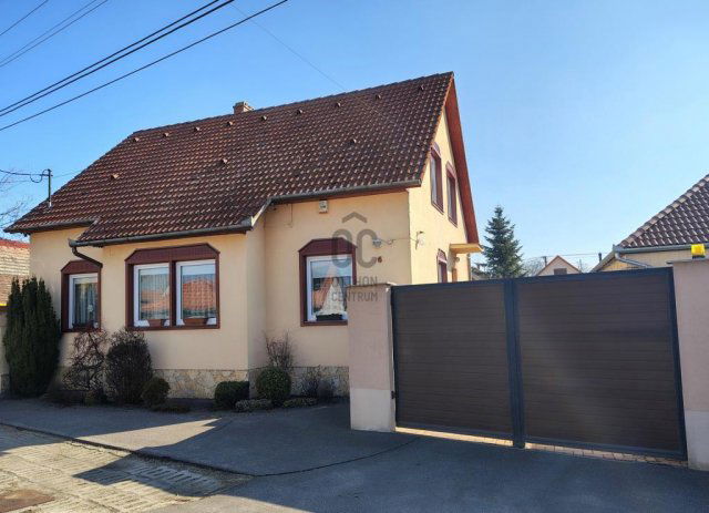 Eladó családi ház, Cegléden 84.9 M Ft, 5 szobás