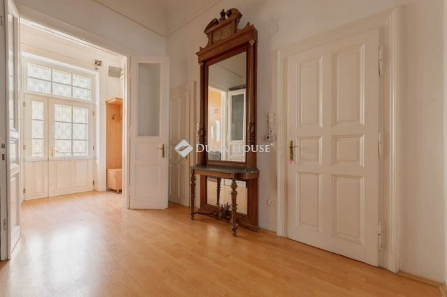 Eladó téglalakás, Budapesten, V. kerületben 199.9 M Ft, 4 szobás
