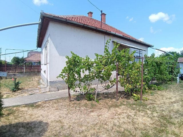 Eladó családi ház, Fegyverneken 10.5 M Ft, 2 szobás